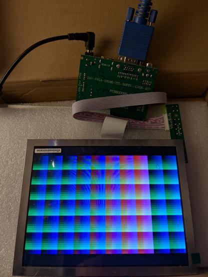 Un panneau LCD de 8 pouces avec une interface VGA sur une carte annexe. Un Motif de petits carrés dégradés en rouge vert et bleu est affiché sur l'écran
