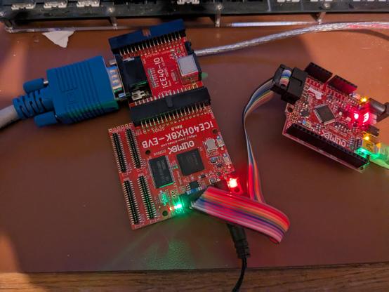 L'ensemble carte FPGA, port VGA et Arduino pour la programmation de la carte. Un connecteur VGA est connecté sur le port correspondant