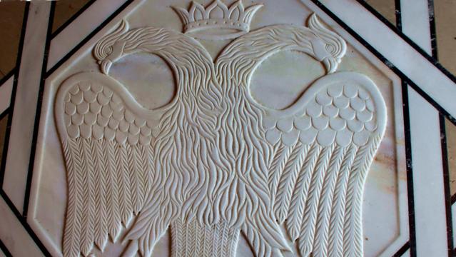 A l'intérieur de la chapelle du monastère de Saint Patapios le dallage représente le fameux aigle bicéphale  symbole de nombreuses monarchies de la Russie jusqu'au Monténégro en passant par le Saint-Empire romain germanique