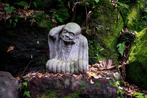Estàtua de buda enmig d'un bosc
