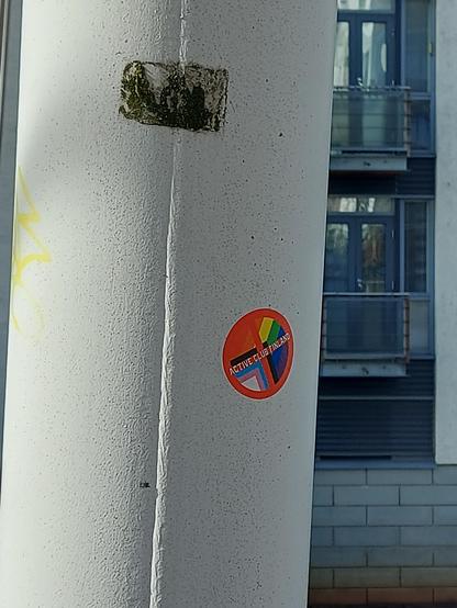 Klistremerke av Active Club Finland som bruker lgbtqi farger. Det er bare påtatte fjær, siden Active Club er fascistisk