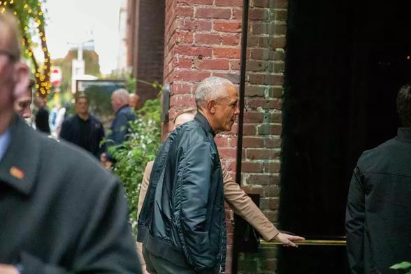 Photograph of former President #BarackObama arriving for a dinner at the restaurant #Quince in #SanFrancisco on Wednesday, April 23, 2025. Photo credit: Dan Hernandez for the San Francisco Chronicle.