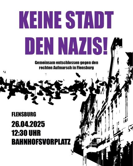 Ein Blick in Schwarz-Weiß in die Flensburger Norderstraße mit den hängenden Schuhen.