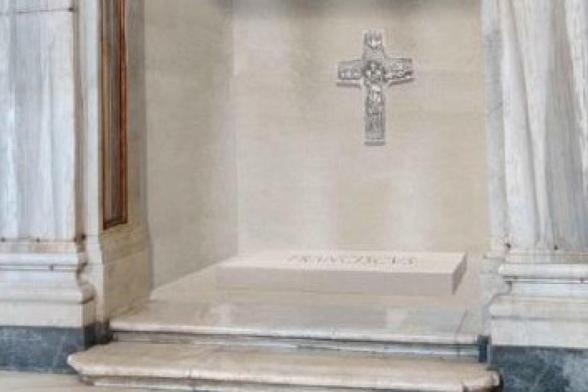 La tumba de Francisco estará en el suelo y en ella se reproducirá su crucifijo pectoral. Se podrá visitar desde el domingo