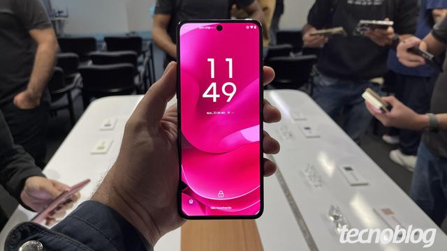 <figure class="wp-block-image size-large wp-lightbox-container"><img alt="Razr 60 Ultra aberto, visto de frente, com destaque para a tela de 7 polegadas" class="wp-image-822775" height="596" src="https://files.tecnoblog.net/wp-content/uploads/2025/04/razr-60-ultra-1-1060x596.jpg" width="1060" /><button class="lightbox-trigger" type="button">
			<svg fill="none" height="12" viewBox="0 0 12 12" width="12" xmlns="http://www.w3.org/2000/svg">
				<path d="M2 0a2 2 0 0 0-2 2v2h1.5V2a.5.5 0 0 1 .5-.5h2V0H2Zm2 10.5H2a.5.5 0 0 1-.5-.5V8H0v2a2 2 0 0 0 2 2h2v-1.5ZM8 12v-1.5h2a.5.5 0 0 0 .5-.5V8H12v2a2 2 0 0 1-2 2H8Zm2-12a2 2 0 0 1 2 2v2h-1.5V2a.5.5 0 0 0-.5-.5H8V0h2Z" fill="#fff">
			</svg>
		</button><figcaption class="wp-element-caption">Razr 60 Ultra tem tela interna de 7 polegadas (foto: Giovanni Santa Rosa/Tecnoblog)</figcaption></figure>


<details class="tb-resumo tb-callout padrao">
    Resumo
    <div class="tb-resumo-topicos tb-callout-texto"><ul>
<li>A Motorola anunciou quatro smartphones da sua linha premium com chips atualizados, mais bateria e telas mais brilhantes.</li>
<li>O Edge 60 está à venda no Brasil a partir de hoje (24/04), e os modelos Razr 60, Razr 60 Ultra e Edge 60 Pro chegam em 15 de maio, ainda sem preço divulgado.</li>
<li>Entre os destaques, o Razr 60 Ultra com chip Snapdragon 8 Elite, até 1 TB de armazenamento e dobradiça de titânio, e o Edge 60 Pro com bateria de 6.000 mAh e câmeras de 50 MP.</li>
</ul>
</div>
</details>


<p>A Motorola apresentou quatr
