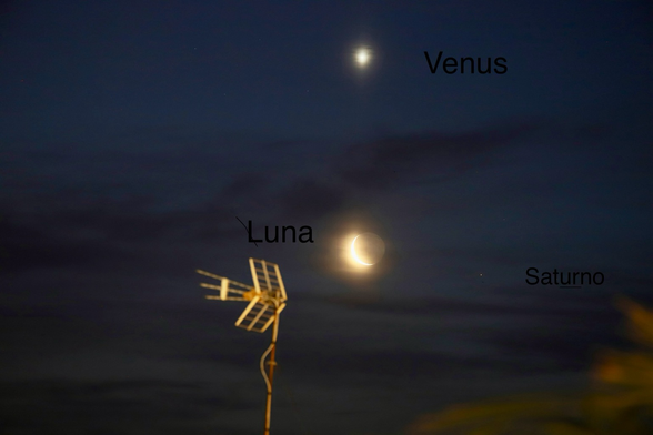 Cielo en el amanecer la Luna en fase menguante junto al planeta Venus y Saturno. Las otras dos fotos se ve lo mismo en diferentes momentos del amanecer.