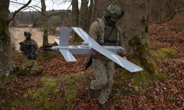 Un soldado lituano con un dron durante el ejercicio Allied Spirit 25 en un Centro de Preparación  Conjunta del Ejército de EEUU, el 12 de marzo de 2025, cerca de Hohenfels (Alemania). (Sean Gallup / Getty Images)