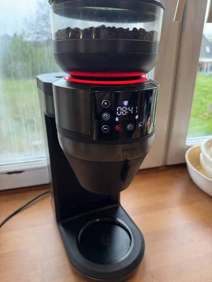 Eine Kaffeemaschine vom Typ Severin Filka wartet auf eine Benutzerinteraktion.