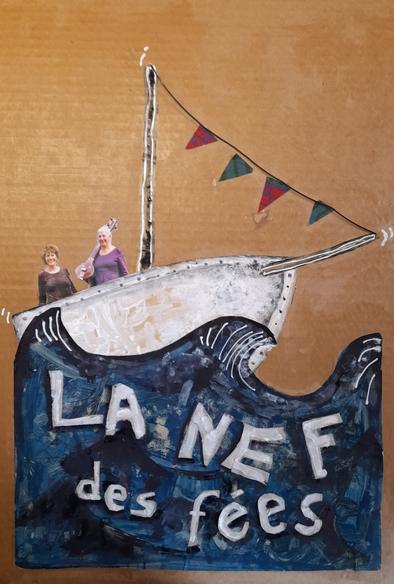 Sur du carton il y a une vague stylisée, un navire gris clair sommaire avec un mat et quelques petits drapeaux. Sur le navire on voit (collage de photos) la musicienne et la conteuse qui nous regardent
Sur la vague bleue : le titre en blanc La nef des fées