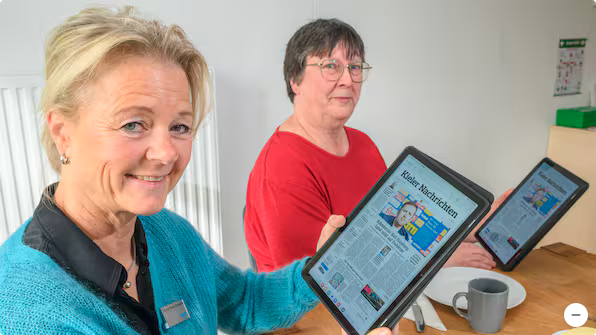 Gemeinsam auf dem Tablet das E-Paper der Kieler Nachrichten lesen, das geht jetzt in den Anlaufstellen der Nachbarschaft (Annas) der Diakonie. Auf dem Foto Teamleiterin Tanja Maury-Butenschön (links) und Petra Eger.

Quelle: Sven Janssen
