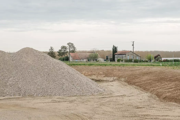 Un tas de gravier extrait du sol des anciennes terres agricoles.