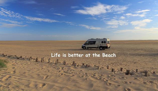 Ein Wohnmobil am Strand