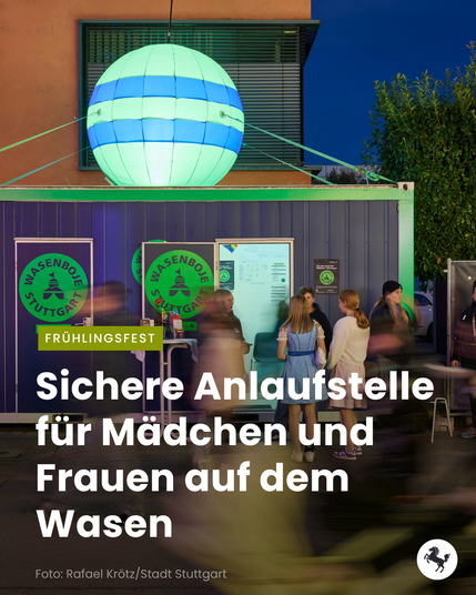 Ein blauer Container mit der Aufschrift "Wasenboje Stuttgart" und mehreren Personen davor.