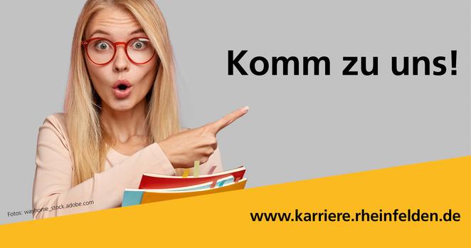 Junge Frau zeigt auf den Schriftzug "Komm zu uns!"