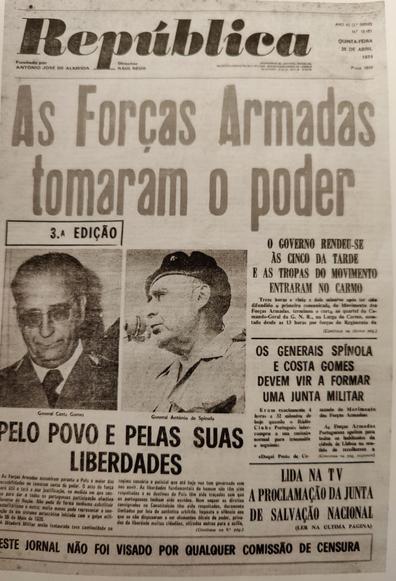 A imagem mostra a capa do jornal "República" datada de 25 de abril de 1974. O título principal em letras grandes e em negrito anuncia: "As Forças Armadas tomaram o poder." A data e o número da edição (3ª edição) estão localizadas no topo. A capa inclui fotos de dois generais, General António de Spinola e General Costa Gomes, com legendas por baixo de cada foto. O texto principal destaca a rendição do governo às cinco horas da tarde e a entrada das tropas do movimento no Carmo. Outros títulos menores incluem "PELO POVO E PELAS SUAS LIBERDADES" e "OS GENERAIS SPINOLA E COSTA GOMES DEVEM VIR A FORMAR UMA JUNTA MILITAR." A capa também menciona que a proclamação da Junta de Salvação Nacional foi transmitida na TV. No rodapé, está escrito: "ESTE JORNAL NÃO FOI VISADO POR QUALQUER COMISSÃO DE CENSURA."