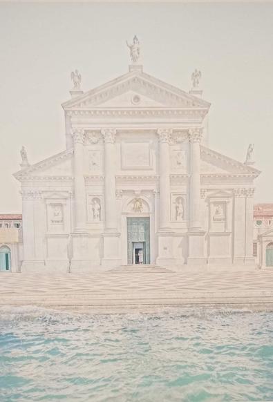Die Fassade der Kirche "Il Redentore" auf Insel Giudecca in Venedig

Die weiße Fassade der Kirche, davor Wasser und der Himmel, fast alles in ganz hellen pastellartigen Farbtönen .