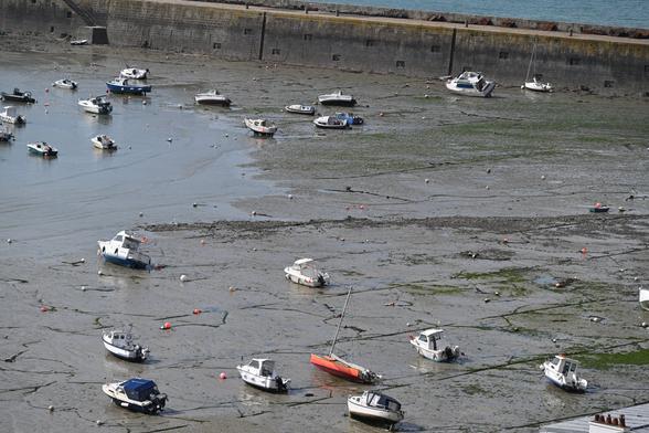 Kleine Boote im Schlick des Hafens von Granville