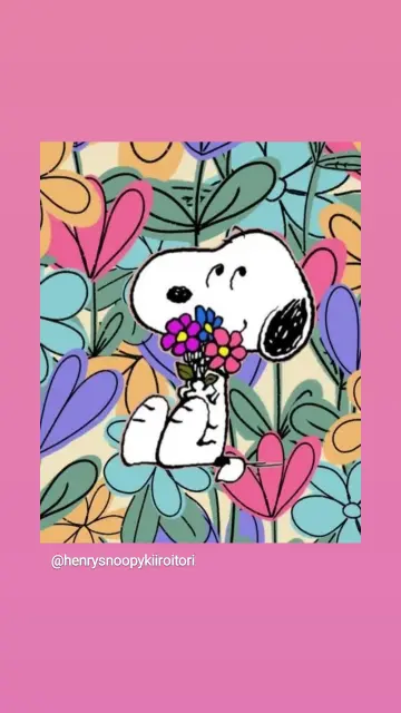 Snoopy mit Blumenstrauß vor einer Blumentapete in Pastelltönen.