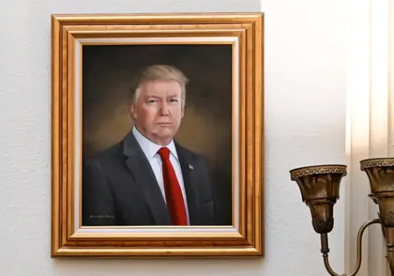 The actual portrait of Trump, a simple and truly quite boring standard professional portrait.  No bloody Z