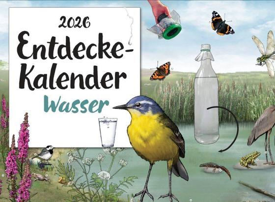 Illustration mit Blaumeise im Vordergrund, neben einem Glas und einer Flasche Wasser, im Hintergrund Schmetterlinge, Insekten, andere Tiere und ein Teich mit Schilf - daneben einem großen Schild "2026 Entdecke-Kalender Wasser"