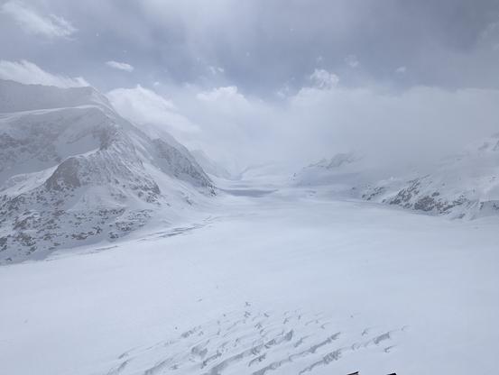 A view over Konkordia platz to Grosser Aletschfirn.