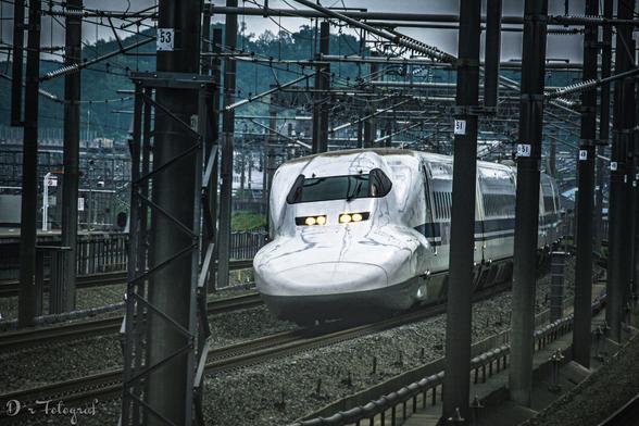 Shinkansen Hochgeschwindigkeitszug bei der Durchfahrt durch einen Bahnhof