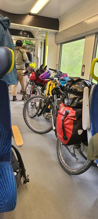 Un beau tas de vélos de voyage dans le train vers Mulhouse. Globalement propres, ils ont pas du prendre la pluie, eux 😂