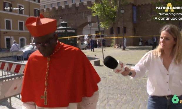 Andrea Ropero con el cardenal Robert Sarah (EL INTERMEDIO)
