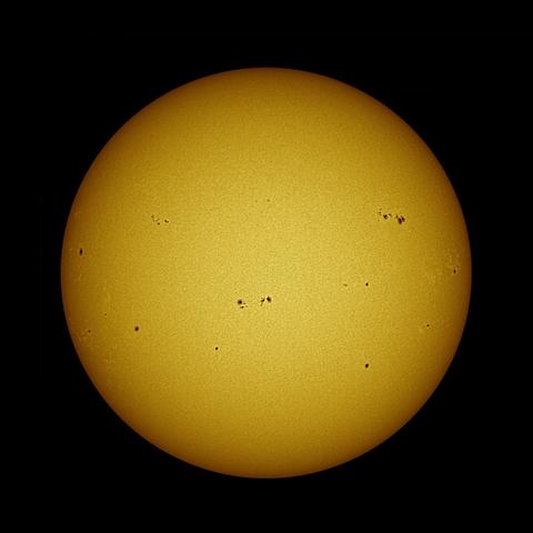 Sol de hoy... Múltiples manchas en la superficie.