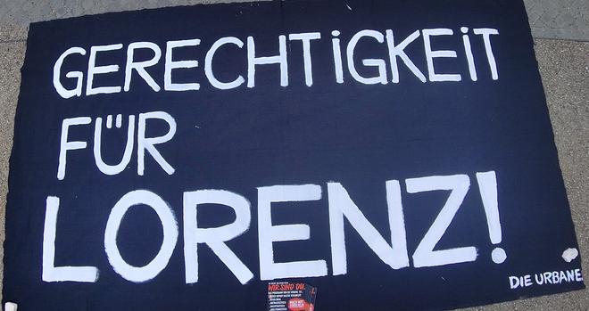 Banner, weisse Schrift auf Schwarz: "Gerechtigkeit für Lorenz"