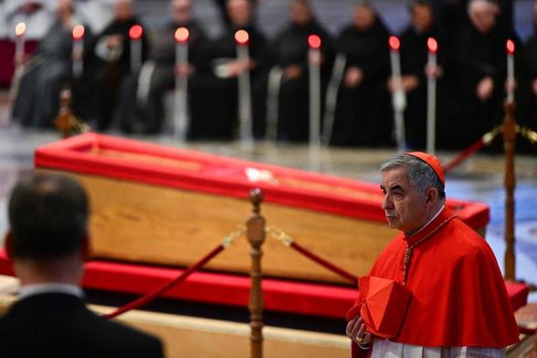 Muerto el Papa la autoridad máxima es el Colegio de cardenales, por lo que serían ellos los que "tienen que decidir" si Becciu entra o no a la Capilla Sixtina.