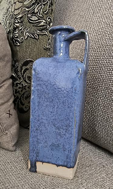 Fles, vierkant, met 1 oor en smalle hals. Romeins model, witte klei (onderaan, ca 1,5 cm) en blauw glazuur.