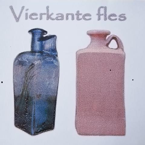 Voorkant van het info kaartje met daarop een glazen vierkante fles en een aardewerken vierkante fles.