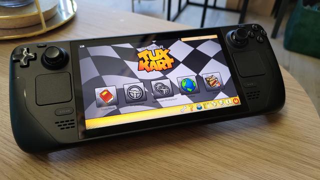 Un steam deck montrant le menu principal de Super Tux Kart