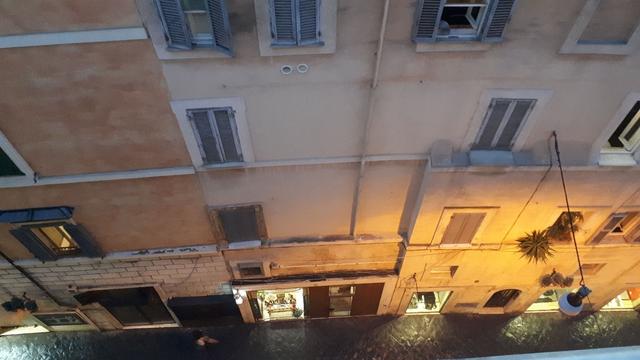 Das Bild zeigt eine nächtliche Szene in einer engen Gasse zwischen mehrstöckigen Gebäuden. Die Fassaden der Gebäude sind in warmen, pastellfarbenen Tönen gehalten, mit einigen Fenstern, die mit blauen Rollläden versehen sind. Einige Fenster sind geöffnet, was auf Bewohner hindeutet. Die Gasse ist mit Wasser bedeckt, was auf eine Überschwemmung hinweist. Im unteren Bereich des Bildes ist ein beleuchtetes Geschäft zu sehen, dessen Schaufenster mit einer Szene dekoriert ist. Eine Person ist im Wasser zu erkennen, was die Schwere der Situation unterstreicht. Die Beleuchtung der Gasse und der Gebäude erzeugt eine warme Atmosphäre, trotz der ungewöhnlichen Situation.

Bereitgestellt von @altbot, privat und lokal generiert mit Ovis2-8B