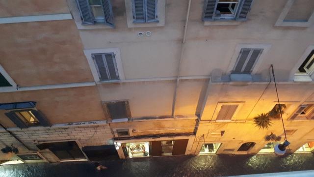 Das Bild zeigt eine nächtliche Szene in einer engen Gasse zwischen mehrstöckigen Gebäuden. Die Fassaden der Gebäude sind in warmen, pastellfarbenen Tönen gehalten, mit einigen Fenstern, die mit blauen Rollläden versehen sind. Einige Fenster sind geöffnet, was auf Bewohner hindeutet. Die Gasse ist mit Wasser bedeckt, was auf eine Überschwemmung hinweist. Im unteren Bereich des Bildes ist ein beleuchtetes Geschäft zu sehen, dessen Schaufenster mit einer Szene dekoriert ist. Eine Person ist im Wasser zu erkennen, was die Schwere der Situation unterstreicht. Die Beleuchtung der Gasse und der Gebäude erzeugt eine warme Atmosphäre, trotz der ungewöhnlichen Situation.

Bereitgestellt von @altbot, privat und lokal generiert mit Ovis2-8B
