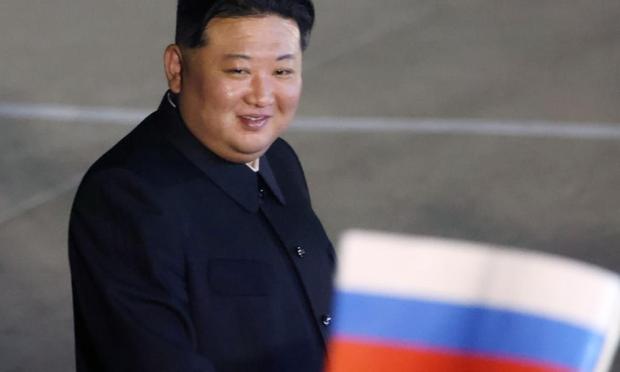El líder de Corea del Norte, Kim Jong Un, durante una ceremonia de salida en el aeropuerto después de las conversaciones entre Rusia y Corea del Norte, en Pyongyang. (Getty Images)