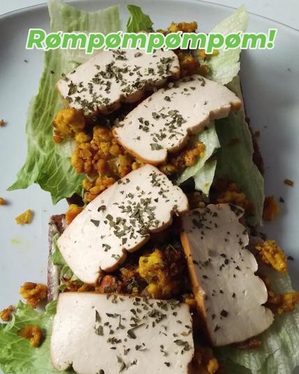 Ein Smørrebrød mit Tofu belegt.

Text:

Rømpømpømpøm!