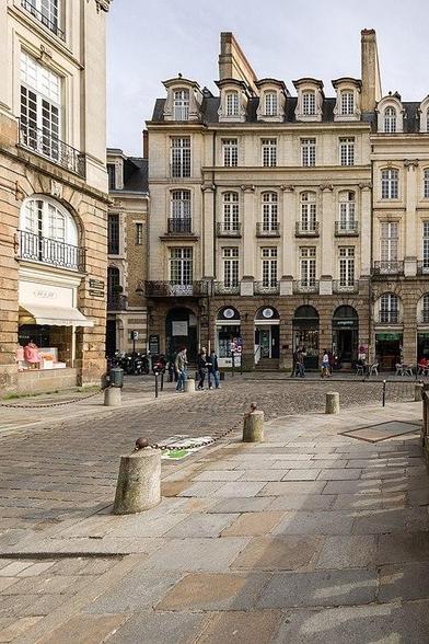 Immeuble à #Rennes (#IlleEtVilaine) Les maisons qui bordent la place du Palais ont été commencées vers 1726 et construites sur un plan uniforme. Construction 2e quart XVIIIe siècle. Façade sur la rue ; toitures...
Suite 👉 https://monumentum.fr/monument-historique/pa00090723/rennes-immeuble
#Patrimoine #MonumentHistorique
Photo CC-BY-SA 4.0 : Édouard Hue (User:EdouardHue)