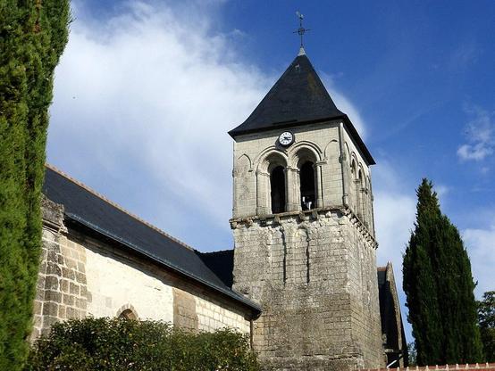 Eglise Saint-Martin de Vertou à #Saché (#IndreEtLoire) La grande nef ainsi que le clocher au sud ont été construits au XIIe siècle. L'église a été agrandie au XVe siècle par l'adjonction d'une nef latérale côté...
Suite 👉 https://monumentum.fr/monument-historique/pa00098053/sache-eglise-saint-martin-de-vertou
#Patrimoine #MonumentHistorique
Photo CC-BY-SA 4.0 : Sebastro