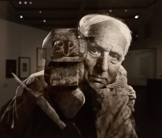 Der Künstler Max Ernst mit seiner Plastik Gai
Foto von Yusuf Karsh, 1965