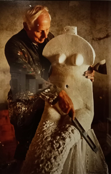Der Künstler Max Ernst mit seiner Plastik Capricorne
Foto von Antony Armstrong-Jones