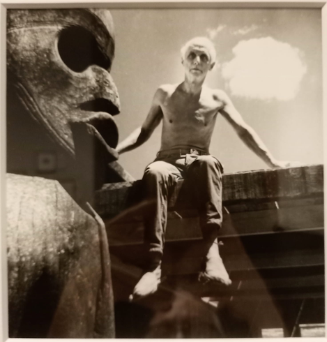 Max Ernst mit der Kwakiutl-Skulptur
Foto von Bob Towers