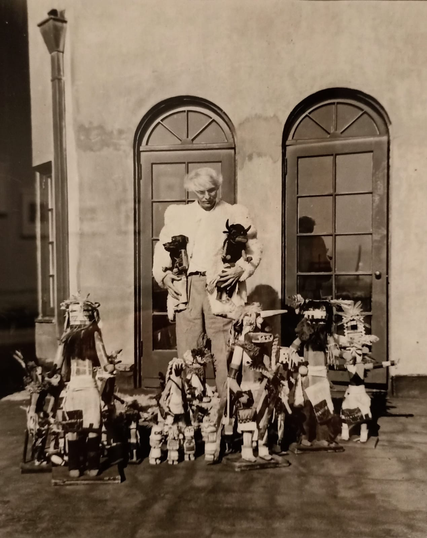 Max Ernst mit seiner Sammlung von Kaichina-Figuren der Hopi
Foto von James Thrall Soby