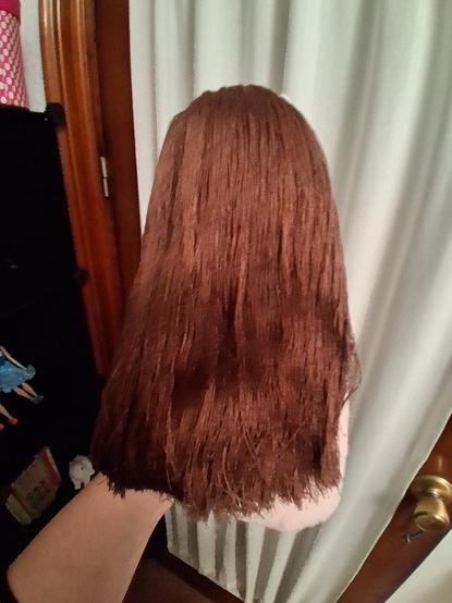 El cabello de la muñeca por atrás. Lo tiene largo hasta la cintura con un corte recto