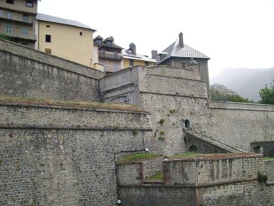 Anciennes fortifications de la Ville Haute à #Briançon (#HautesAlpes) Construction 4e quart XVIIe siècle, 1er quart XVIIIe siècle. Chemin couvert et ouvrages sis à l'est de la porte de Pignerol, vers le château...
Suite 👉 https://monumentum.fr/monument-historique/pa00080536/briancon-anciennes-fortifications-de-la-ville-haute
#Patrimoine #MonumentHistorique
Photo CC-BY-SA 4.0 : Alessio Sbarbaro