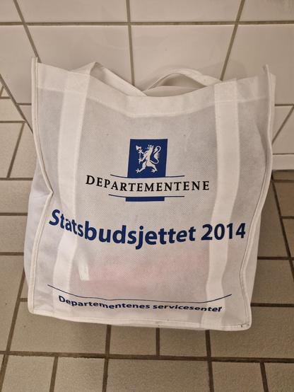 Pose med teksten "Statsbudsjettet 2014" og riksløven på.