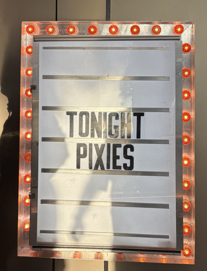Foto van een billboard in TivoliVredenburg met de tekst ‘Tonight Pixies’.