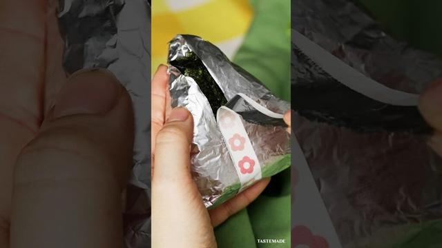 【この裏技知ってる😎？】パリパリ海苔おにぎりの包み方🍙