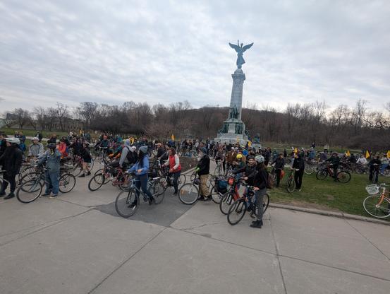 Départ de la masse critique au Mont-Royal. Des vélos à perte de vue.